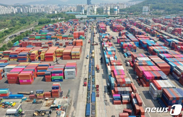 경기도 의왕 내륙컨테이너기지에 수출을 기다리는 컨테이너들이 가득 들어차 있는 모습./뉴스1DB