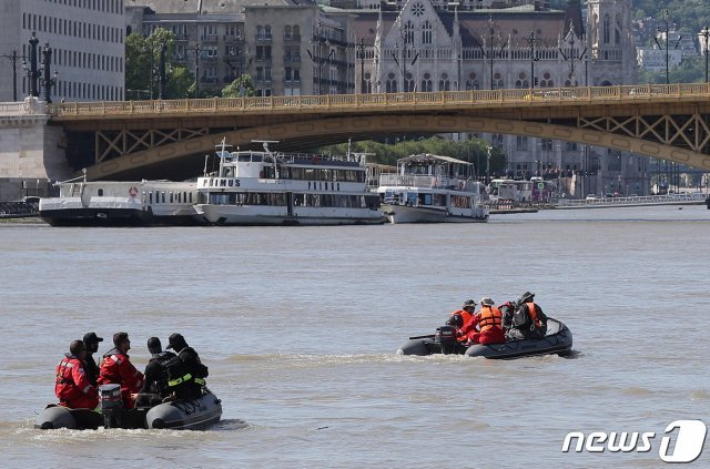 헝가리 부다페스트 다뉴브강 유람선 침몰사고 나흘째인 1일 오전(현지시간) 다뉴브강 머르기트섬에서 정부합동신속대응팀 대원들이 실종자 수색작업에 나서기 위해 사고 현장으로 향하고 있다. 2019.6.1/뉴스1 © News1