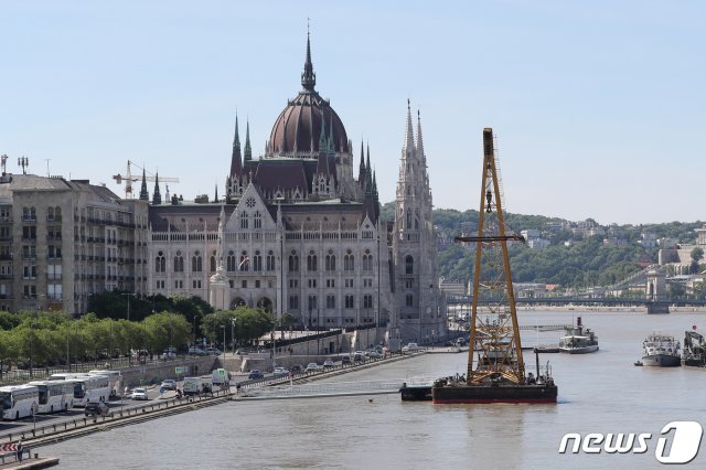 헝가리 부다페스트 다뉴브강 유람선 침몰사고 나흘째인 1일 오전(현지시간) 다뉴브강 머르기트 다리 인근에 가라앉은 유람선 ‘허블레아니’를 인양할 크레인선이 대기하고 있다 2019.6.1/뉴스1 © News1