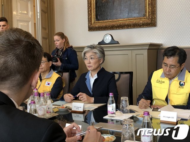 강경화 외교부 장관은 현지시간 31일 오전 피테르 시야르토 헝가리 외무장관과 회담을 갖고 유람선 침몰사고 수습방안 등을 논의했다.2019.5.31/뉴스1 © News1