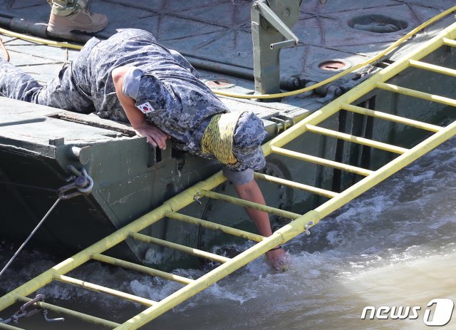 헝가리 부다페스트 다뉴브강 유람선 침몰사고 나흘째인 1일 오전(현지시간) 다뉴브강 머르기트 다리 인근 사고현장에서 정부합동신속대응팀 대원들이 헝가리 당국과 함께 실종자 수색을 위한 사전 작업을 하고 있다. © News1