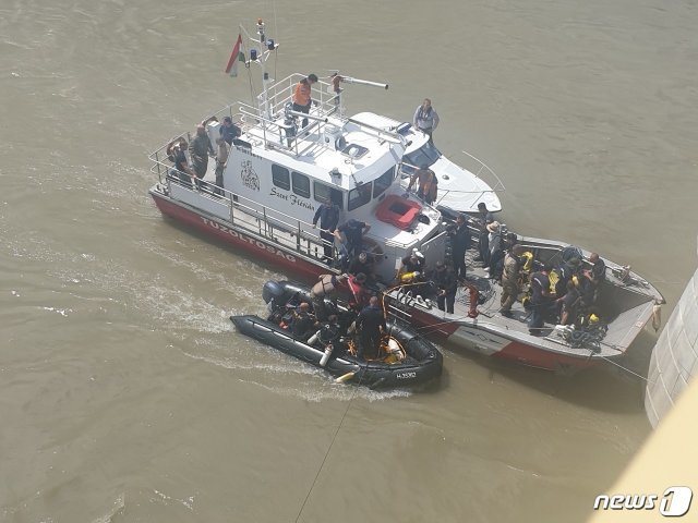 유람선 침몰사고가 발생한 헝가리 부다페스트 다뉴브강에서 헝가리 경찰이 잠수부를 투입해 수색작업을 벌이고 있다. © 뉴스1