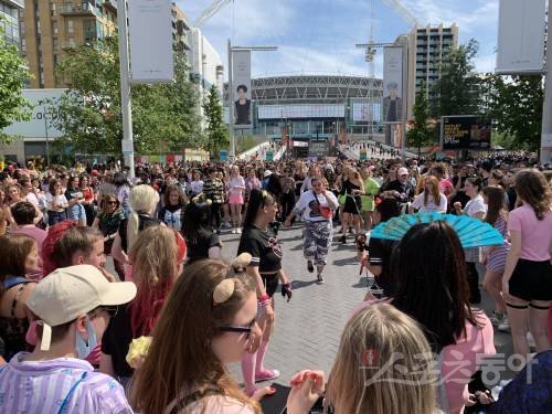 2일 오전(한국시간) 영국 런던 웸블리 스타디움에서 펼쳐지는 방탄소년단 공연에 앞서 팬들이 공연장 주변에 모여 이들의 음악을 들으며 노래를 부르고 있다. 런던(영국)|이정연 기자 annjoy@donga.com