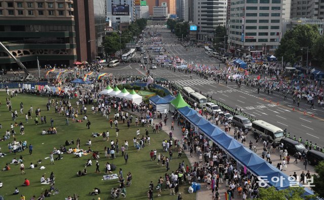 행사장 내부(아래)와 반대단체의 행진(위)