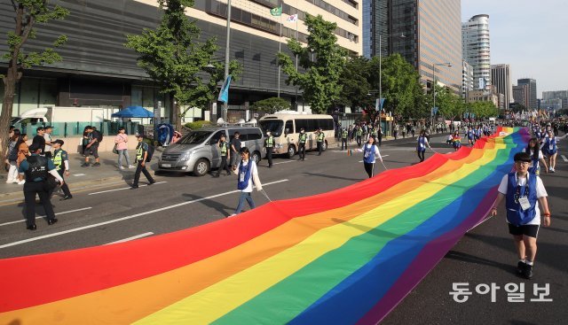 무지개는 성소수자 인권 운동의 상징으로 빨강·주황·노랑·초록·파랑·보라의 6가지 색을 쓴다. 이는 각각 삶, 치유, 햇빛, 자연, 화합, 정신을 의미한다.