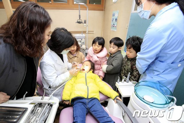 치과 치료를 받고 있는 아동. © News1