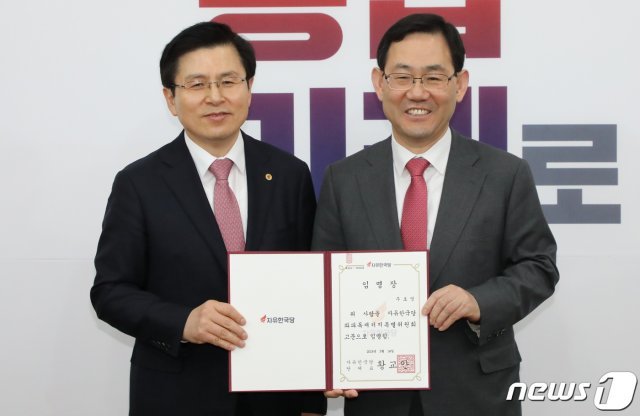 황교안 자유한국당 대표(왼쪽), 주호영 한국당 의원 © News1DB