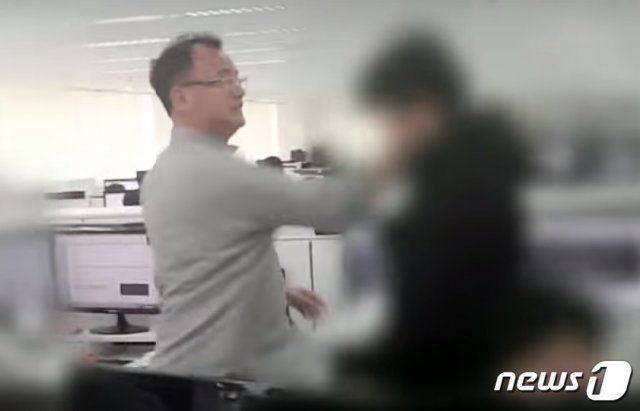 양진호 한국미래기술 회장이 자신의 사무실에 A씨를 소환해 폭행하는 장면.(뉴스타파 제공)