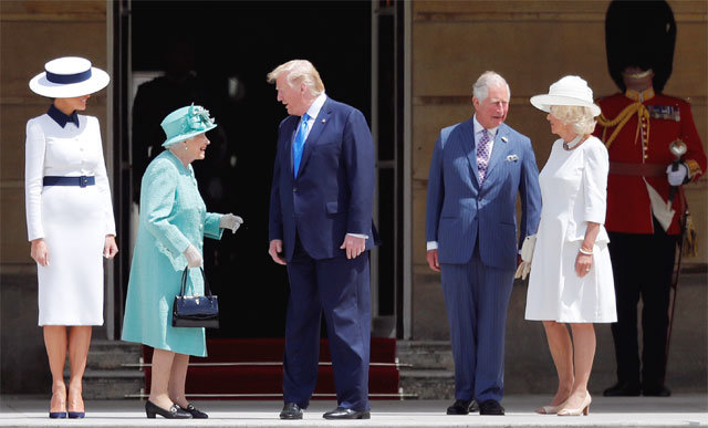 트럼프 부부, 버킹엄궁 방문 3일부터 2박 3일 일정의 영국 국빈 방문을 시작한 도널드 트럼프 미국 
대통령(왼쪽에서 세 번째)과 부인 멜라니아 여사(왼쪽)가 이날 첫 일정으로 버킹엄궁을 찾았다. 트럼프 대통령이 엘리자베스 2세 
영국 여왕(왼쪽에서 두 번째)과 웃으며 인사를 나누고 있다. 이 자리에 찰스 왕세자(오른쪽에서 두 번째)와 커밀라 콘월 
공작부인(오른쪽)도 동석했다. 런던=AP 뉴시스