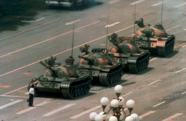 1989년 6월 4일 톈안먼 광장에서 시위 진압에 나선 4대의 중국군 탱크를 한 남성이 홀로 막아서고 있다. 베이징=AP 뉴시스