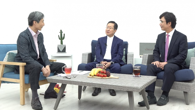 (왼쪽부터)변상욱 교수, 홍준표 전 자유한국당 대표, 유시민 노무현재단 이사장. 사진=‘홍카레오’ 방송 캡처