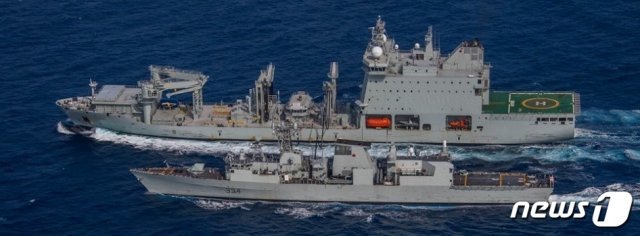 캐나다 해군 보급함 ‘아스테릭스’(위)와 호위함 ‘레지나’ (캐나다 국방부) © 뉴스1