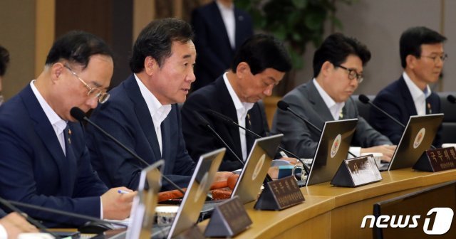 이낙연 총리가 서울-세종 영상 국무회의에서 모두발언을 하고 있다.