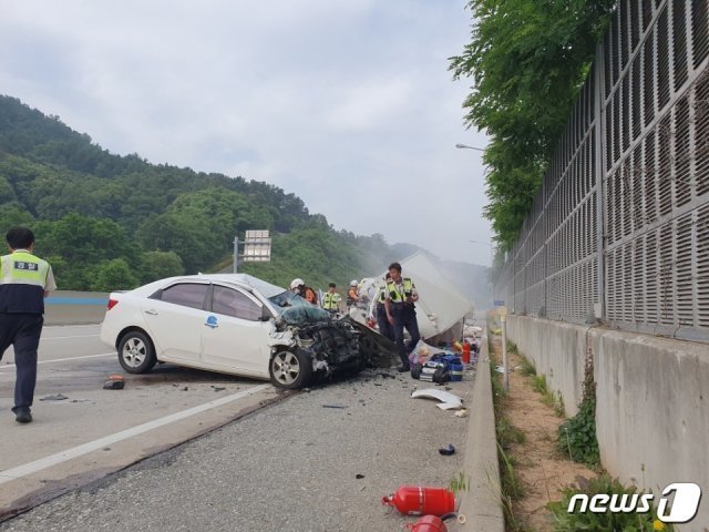 4일 오전 7시 27분께 충남 공주시 우성면 당진-대전고속도로 당진방향 65.5㎞ 공주 IC 부근에서 역주행 하던 라보 소형 화물차가 마주 오는 승용차 포르테와 정면 충돌 사고를 낸 현장(독자 송영훈씨 제공)© 뉴스1