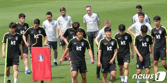 대한민국 축구 국가대표팀 선수들이 4일 오전 경기도 파주 NFC에서 훈련을 하고 있다. 대한민국 축구 국가대표팀은 오는 7일과 11일 부산과 서울에서 열리는 호주-이란과의 A매치를 치를 예정이다. 2019.6.4/뉴스1 © News1