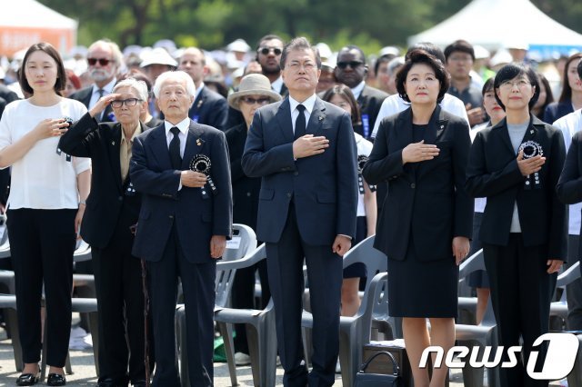 문재인 대통령과 부인 김정숙 여사가 6일 국립대전현충원에서 열린 제63회 현충일 추념식에서 주요내빈과 함께 국민의례를 하고 있다.(국가보훈처 제공) 2018.6.6/뉴스1