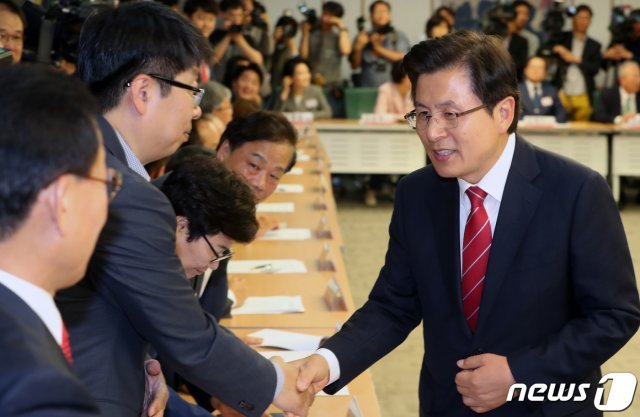 황교안 자유한국당 대표가 4일 서울 여의도 국회 의원회관에서 열린 2020 경제대전환 위원회 출범식에서 모두 발언하고 있다. 2019.6.4/뉴스1 © News1