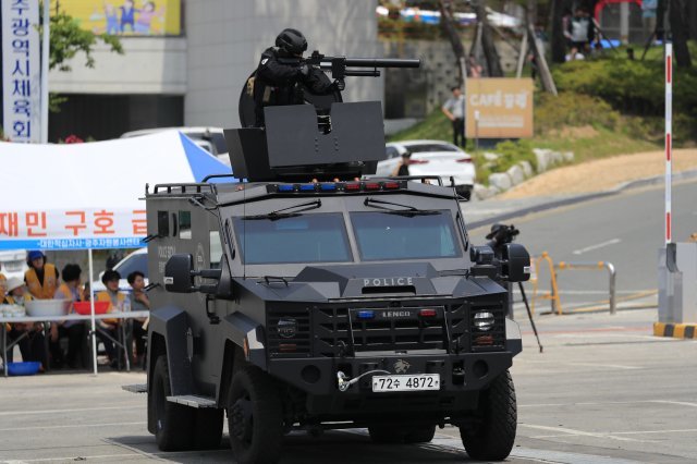 국제테러범의 수영경기장에 대한 드론 공격에 경찰특공대의 초경량체 무력화 장비를 발사하고 있다.