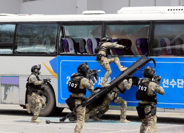특전사 대테러특공대의 선수단 버스 납치 테러범 진압
 사진