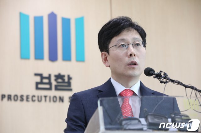 여환섭 법무부 검찰과거사위원회 수사권고 관련 수사단장이 4일 오전 서울 송파구 동부지방검찰청 대회의실에서 김학의 전 법무부 차관(63·사법연수원 14기)을 둘러싼 각종 의혹에 대한 중간수사결과를 발표하고 있다. © News1