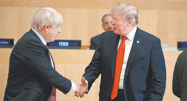 2017년 9월 미국 뉴욕 유엔본부에서 도널드 트럼프 미 대통령(오른쪽)이 당시 보리스 존슨 영국 외교장관과 웃으며 악수하고 있다. 뉴욕=AP 뉴시스