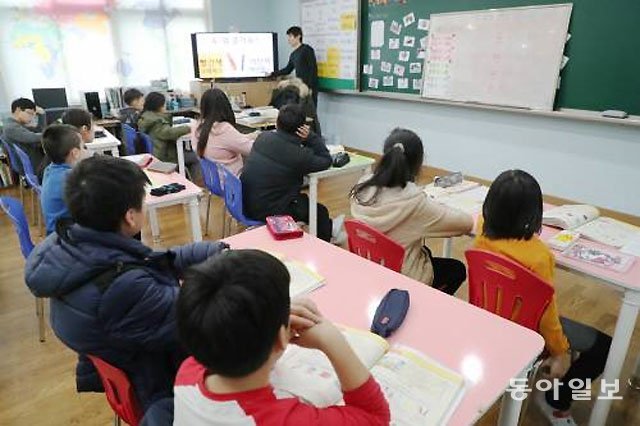 학생들이 수업에 집중하고 있는 지방의 한 초등학교. 동아일보DB