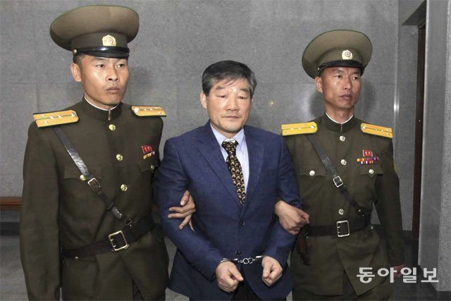 김동철 박사가 2016년 3월 25일 북한 최고재판소에서 판결을 받기 위해 법정으로 들어가고 있다. 동아일보DB