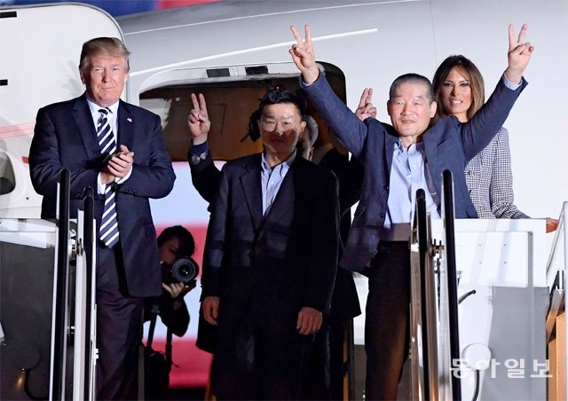 김동철 박사가 2018년 5월 9일 북한에서 석방돼 미국 워싱턴 앤드루스 공군기지에 도착한 뒤 도널드 트럼프 미 대통령이 박수를 치는 가운데 두 손을 들어 인사하고 있다. 동아일보DB