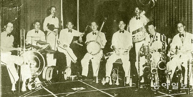 1928년 결성된 우리나라 최초의 재즈 악단인 ‘코리아재즈밴드’. 2년여간 전국을 누비며 순회공연을 펼치는 등 식민지 조선의 청춘들에게 재즈 열풍을 불러일으켰다. 동아일보DB