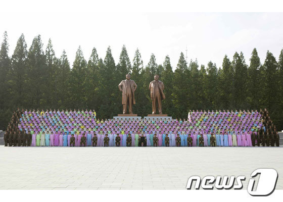 김정은 북한 국무위원장이 4일 군 예술공연에 참여한 군인가족들과 기념사진을 찍으며 사흘 연속으로 공개 행보를 지속했다. © 뉴스1