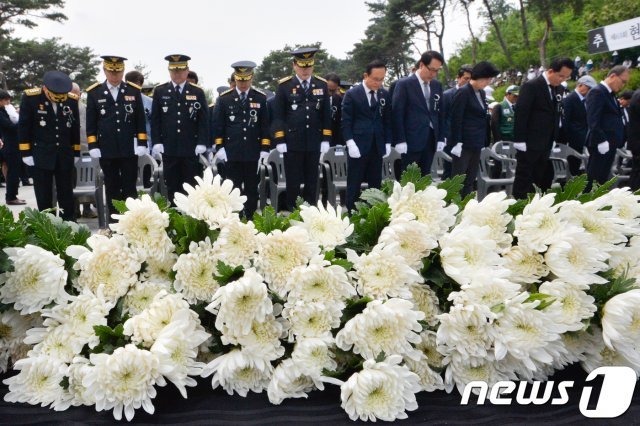 현충일인 6일 오전 10시 1분 간 묵념을 위한 경보 사이렌이 울린다. 2018.6.6/뉴스1 © News1