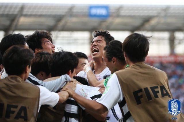 정정용 감독이 이끄는 U-20 축구대표팀이 5일 오전(한국시간) 폴란드 루블린 스타디움에서 열린 일본과의 ‘2019 FIFA U-20 월드컵’ 16강에서 후반 39분 오세훈의 극적인 결승골로 1-0으로 승리, 8강 진출에 성공하자 선수들이 얼싸안으며 기뻐하고 있다.(대한축구협회 제공) 2019.6.5/뉴스1