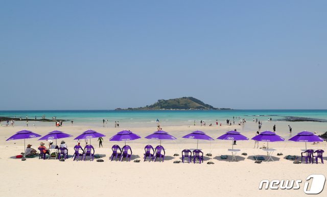 제주시 한림읍 협재해수욕장에서 관광객들이 해변을 산책하며 이른 더위를 식히고 있다.© News1