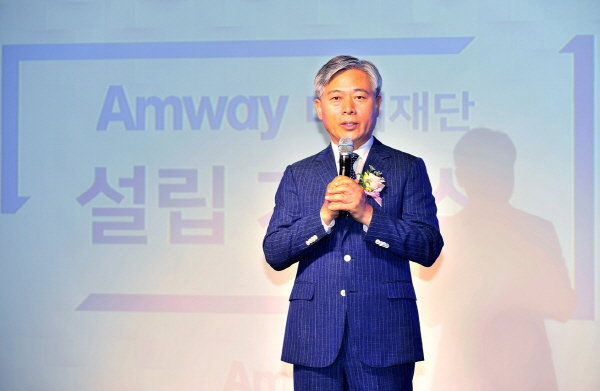 재단 설립기념행사에서 축사를 하고 있는 한국암웨이 김장환 대표이사