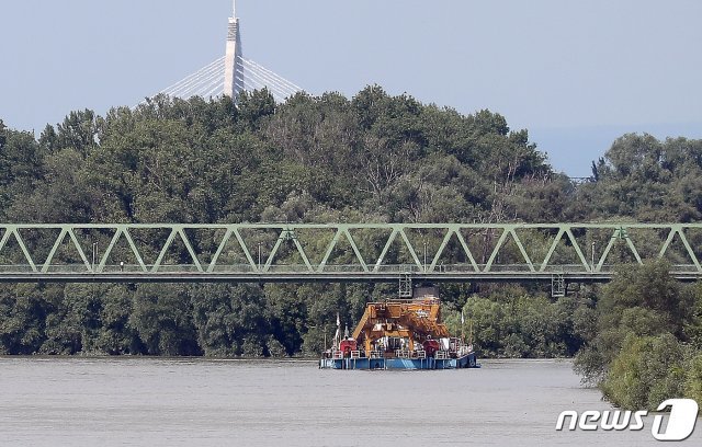5일 오후(현지시간) 헝가리 부다페스트 다뉴브강에서 유람선 ‘허블레아니’를 인양할 크레인선 ‘클라크 아담’이 사고지점으로 향하고 있다. 2019.6.5/뉴스1 © News1