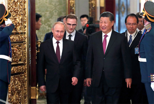 점점 더 가까워지는 두 나라 5일 러시아 모스크바 크렘린궁에서 시진핑 중국 국가주석(앞줄 오른쪽)이 
블라디미르 푸틴 러시아 대통령(앞줄 왼쪽)과 입장하고 있다. 미중 무역전쟁이 격화되는 가운데 러시아를 국빈 방문한 시 주석은 푸틴
 대통령과 정상회담을 갖고 안보, 무역 갈등, 북핵 등 주요 사안에서 미국에 맞서 공동 대응하는 방안을 논의했다. 모스크바=AP 
뉴시스