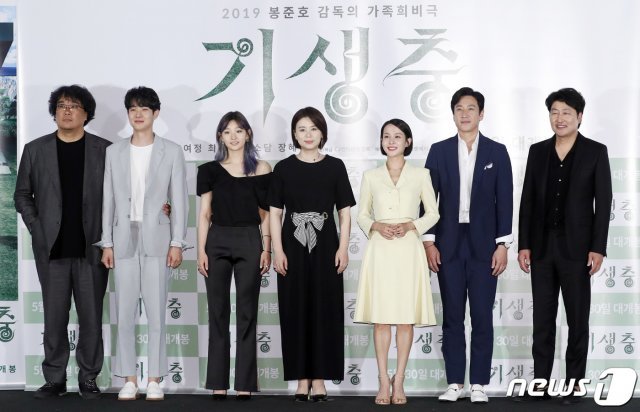 봉준호 감독(왼쪽부터), 배우 최우식, 박소담, 장혜진, 조여정, 이선균, 송강호 © News1