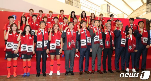 정몽규 KFA회장(앞줄 왼쪽 세번째부터), 주장 조소현, 박양우 문체부 장관, 윤덕여 감독, 이갑수 신세계이마트 사장이 20일 오후 서울 강남구 스타필드 코엑스몰에서 열린 2019 프랑스여자월드컵축구대표팀 출정식에서 선수들과 함께 기념촬영을 하고 있다. 2019.5.20/뉴스1 © News1