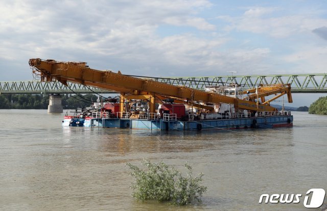 5일 오후(현지시간) 헝가리 부다페스트 다뉴브강에서 유람선 ‘허블레아니’를 인양할 크레인선 ‘클라크 아담’이 다뉴브강 사고지점 6km를 앞두고 한 선착장에 정박해 있다. 2019.6.6/뉴스1 © News1