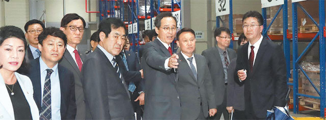 송하진 전북도지사와 강임준 군산시장이 존슨미디어㈜를 방문해 디지털 프린팅 발전방안에 대한 간담회를 갖고 생산현장을 둘러보고 있다. 전북도 제공