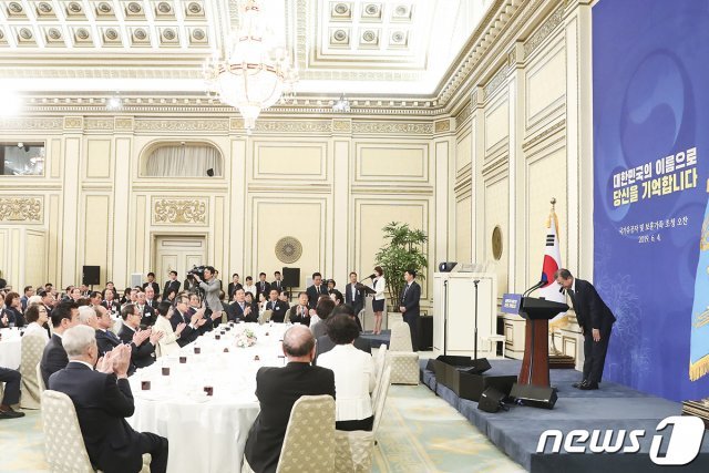 문재인 대통령이 4일 청와대 영빈관에서 열린 국가유공자 및 보훈가족 초청 오찬에서 참석자들에게 인사를 하고 있다. (청와대 제공) 2019.6.4/뉴스1