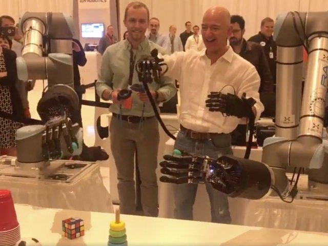 로봇손을 작동해보이는 제프 베이조스 아마존 최고경영자(오른쪽)© 앨런 보일 트위터