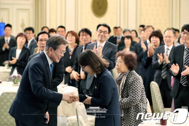 문재인 대통령이 제4회 대한민국 공무원상 시상식에서 참석자들과 악수하고 있다. 2018.4.13