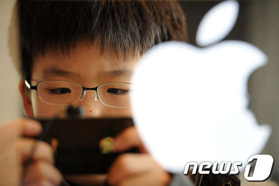 스마트폰으로 영상을 시청 중인 아동.© 뉴스1