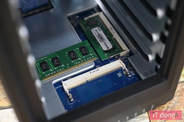 4+4GB DDR3L 메모리를 기본으로 장착하고 있다. (출처= IT동아)