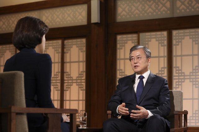 지난달 9일 KBS ‘문재인 정부 2년 특집 대담, 대통령에게 묻는다’에 출연한 문재인 대통령. 청와대 제공