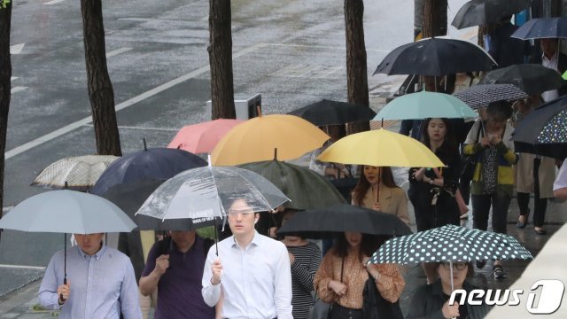 전국에 비가 내린 7일 서울 세종대로에서 우산을 쓴 시민들이 발걸음을 옮기고 있다. 2019.6.7/뉴스1 © News1