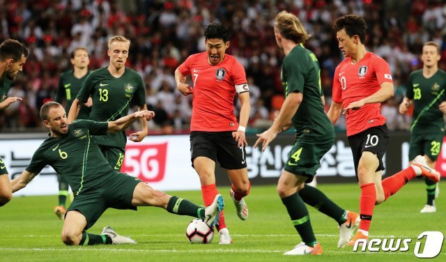 축구대표팀 손흥민 7일 오후 부산 아시아드주경기장에서 열린 축구 국가대표팀 평가진 한국과 호주의 경기에서 중원을 공략하고 있다.
아시아 강팀 호주·이란과의 6월 A매치 2연전은 오는 9월부터 시작되는 ‘’2022 카타르 월드컵 2차 예선‘’을 준비하는 벤투호의 마지막 평가전이다.
2019.6.7/뉴스1