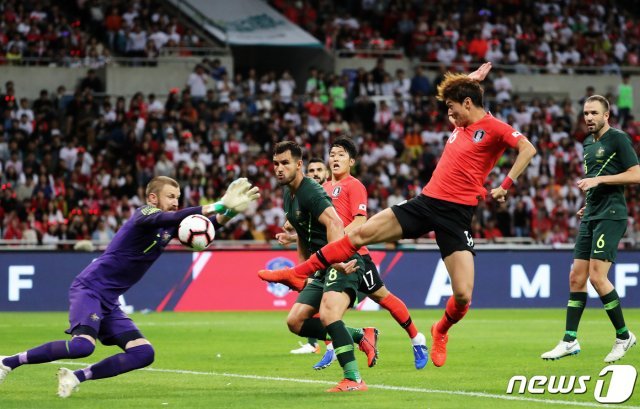 축구대표팀 황의조가 7일 오후 부산 아시아드주경기장에서 열린 축구 국가대표팀 평가진 한국과 호주의 경기에서 후반 교체 투입 직후 감각적인 선제골을 터트리고 있다.
아시아 강팀 호주·이란과의 6월 A매치 2연전은 오는 9월부터 시작되는 ‘’2022 카타르 월드컵 2차 예선‘’을 준비하는 벤투호의 마지막 평가전이다.
2019.6.7/뉴스1