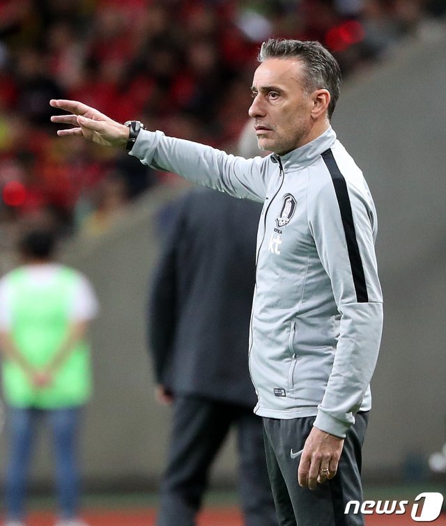 축구대표팀 벤투 감독이 7일 오후 부산 아시아드주경기장에서 열린 축구 국가대표팀 평가진 한국과 호주의 경기에서 선수들에게 지시를 하고 있다. 아시아 강팀 호주·이란과의 6월 A매치 2연전은 오는 9월부터 시작되는 ‘2022 카타르 월드컵 2차 예선’을 준비하는 벤투호의 마지막 평가전이다. 2019.6.7/뉴스1 © News1